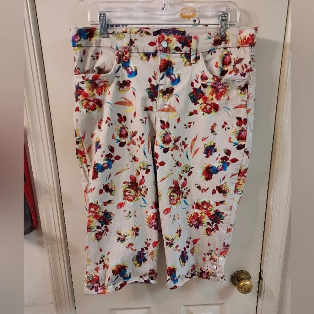 Gloria Vanderbilt Kaia Floral Print Skimmer Shorts in Size 14 - Picture 2 of 10